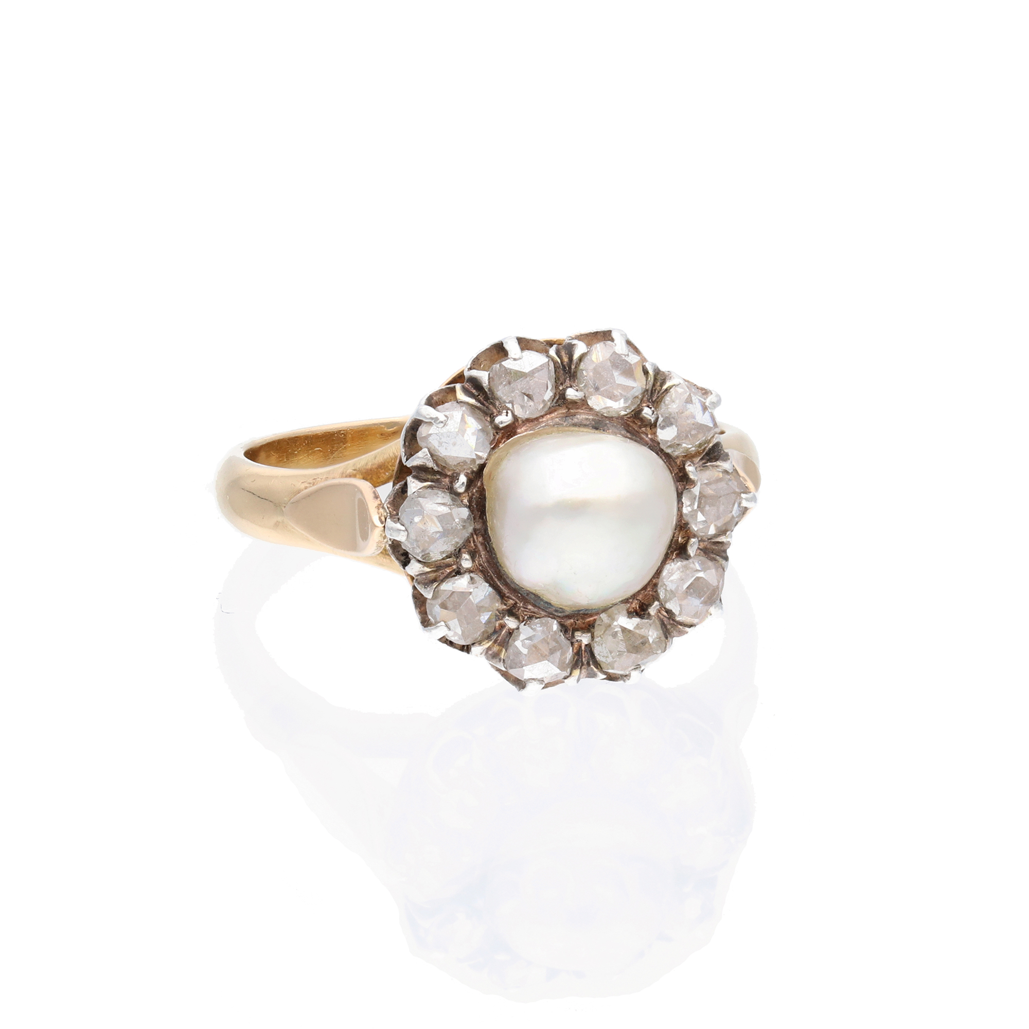 Entourage-Ring mit Perle und Diamanten